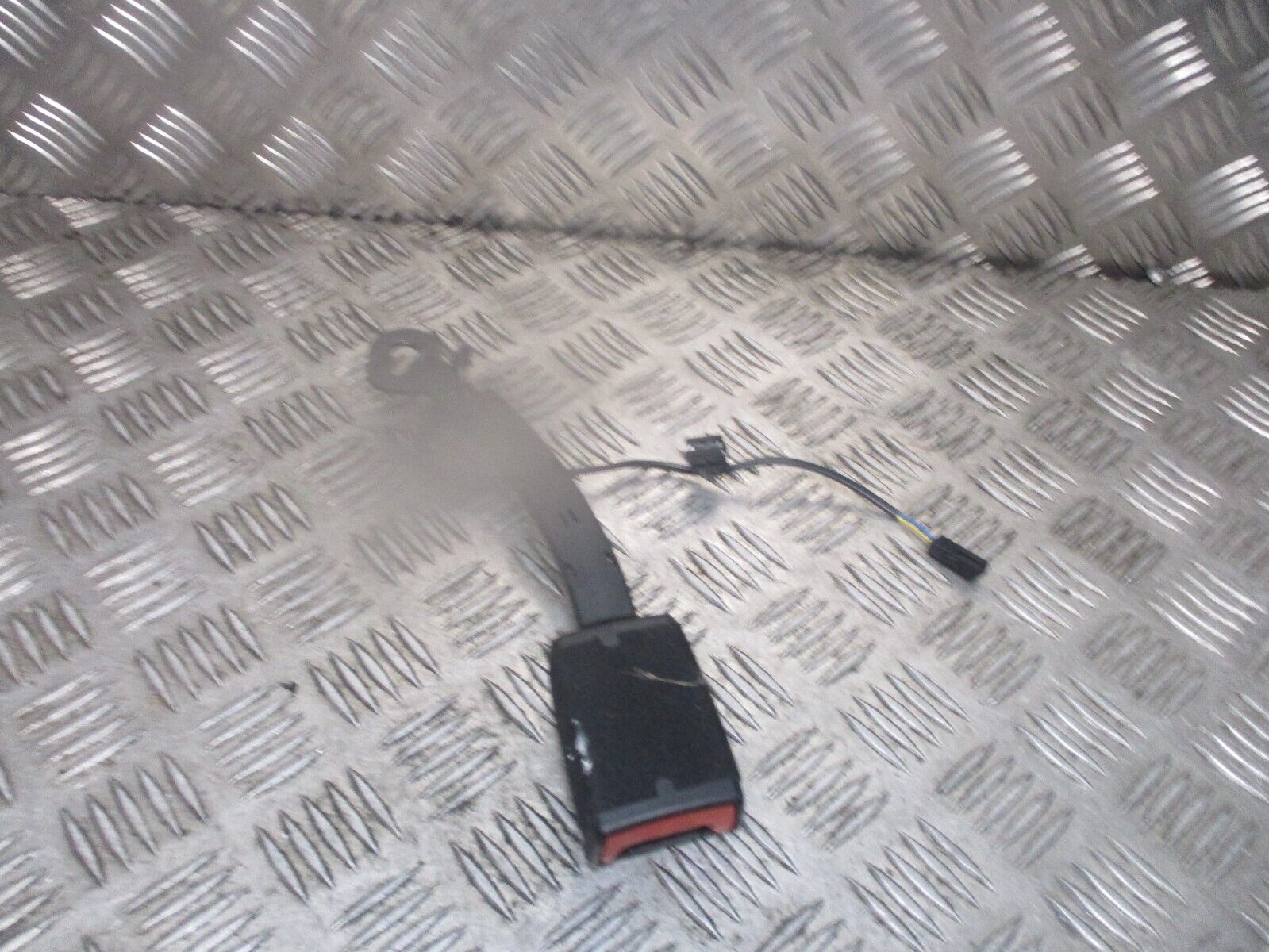 2015 GENUINE AUDI A3 8V FRONT RIGHT DRIVER SIDE SEAT BELT BUCKLE STALK8V0857755B - Image 2