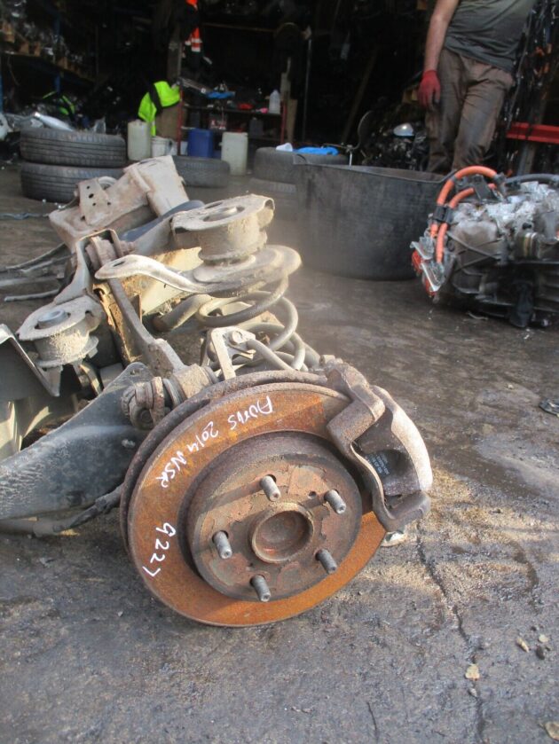 2014 GENUINE TOYOTA AURIS ESTATE 1.8 HYBRID PETROL REAR AXLE COMPLETE - Image 3