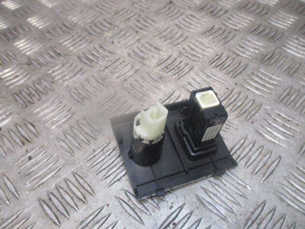 2012 GENUINE TOYOTA PRIUS USB AUX PORT 58819-47010 - Image 3