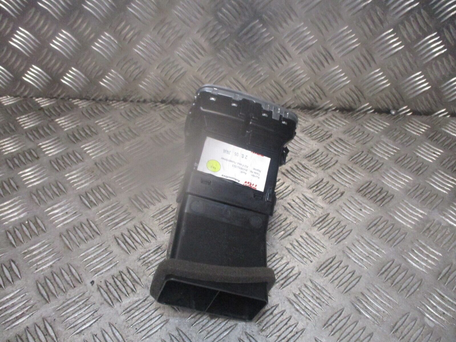 2015 GENUINE AUDI A3 8V REAR CENTRE CONSOLE HEATER AC AIRVENTS 8V0857042 - Image 3