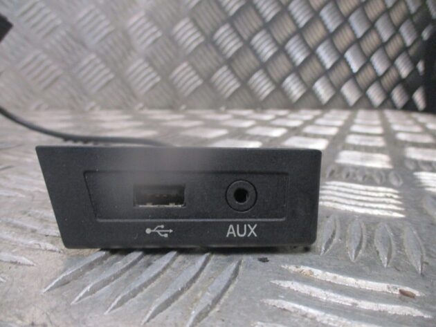 2013 GENUINE SKODA RAPID USB AUX PORT - Image 2