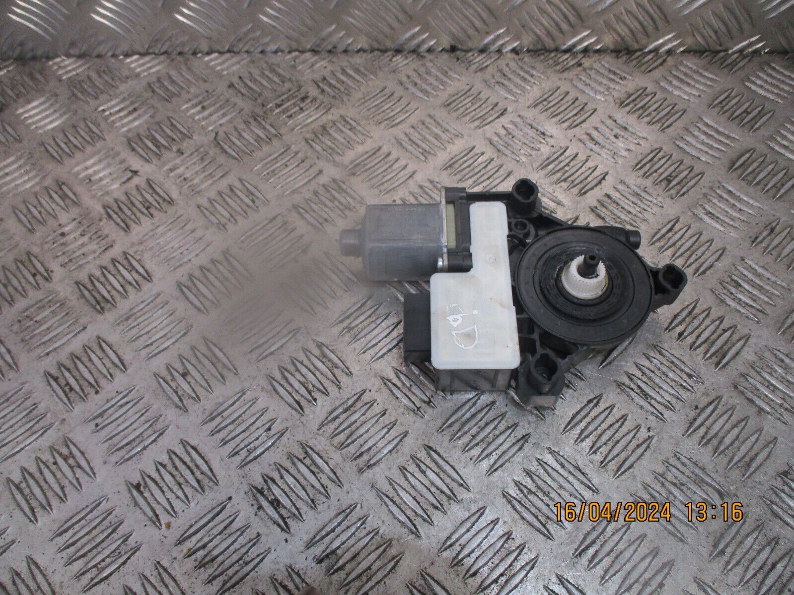 2015 SEAT LEON DRIVER SIDE REAR DOOR WINDOW MOTOR OEM E850202032 - Image 2