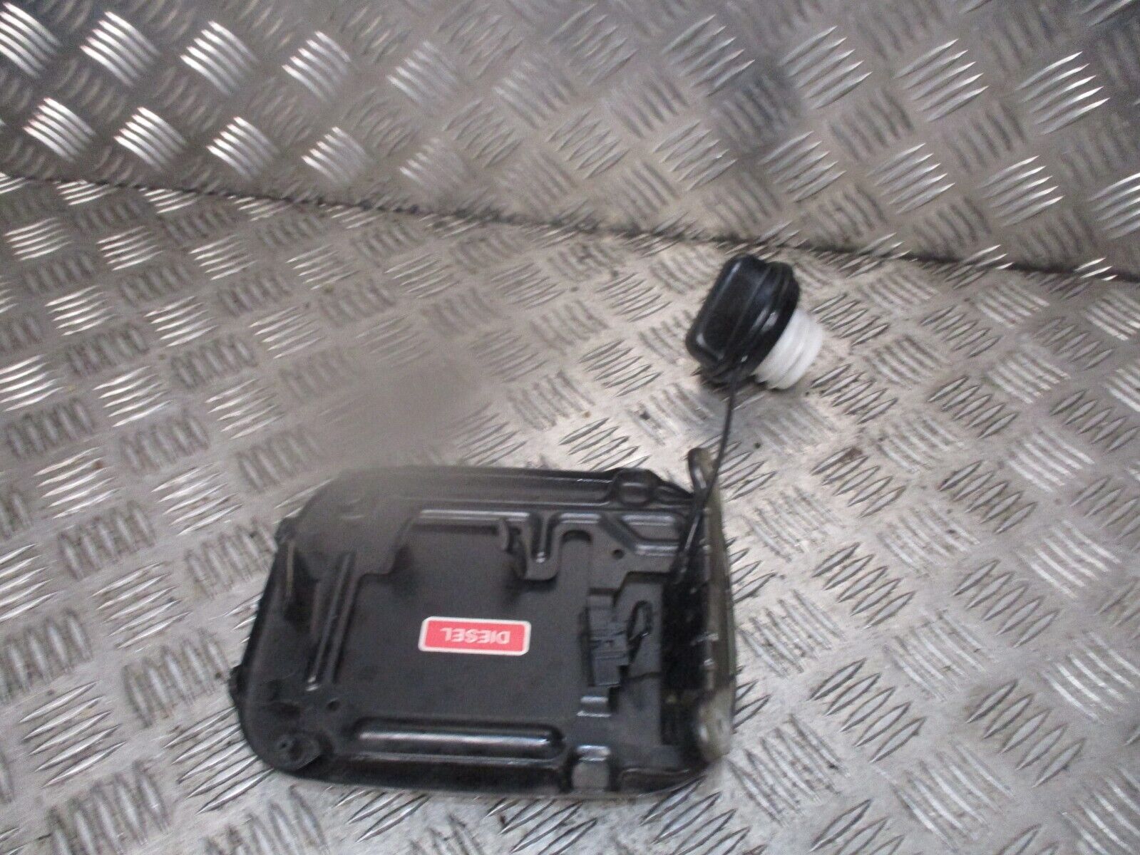 2015 GENUINE NISSAN QASHQAI REAR FUEL FILLER CAP COVER - Image 3