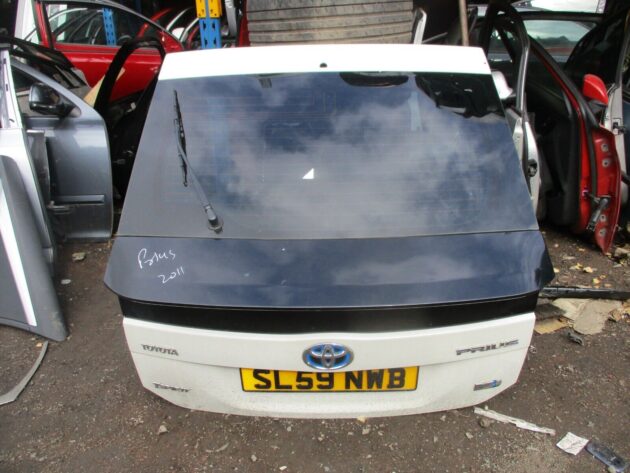 2011 GENUINE TOYOTA PRIUS REAR TAILGATE BOOTLID IN GOOD CONDITION - Image 3
