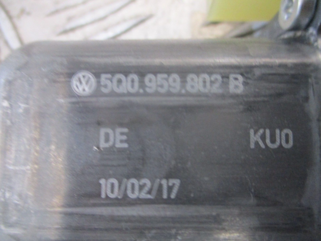 2017 GENUINE AUDI A3 8V FRONT LEFT PASSENGER SIDE WINDOW MOTOR 5Q0959802B - Image 2