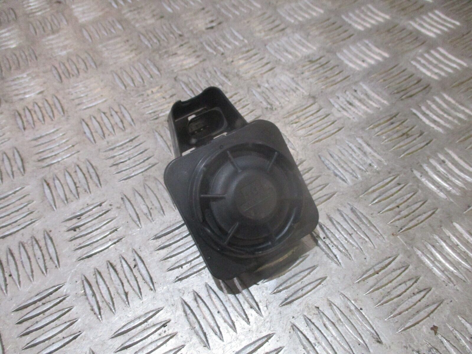 2015 GENUINE VW GOLF MK7 FRONT HORN ALARM SIREN 5Q0951605A - Image 3