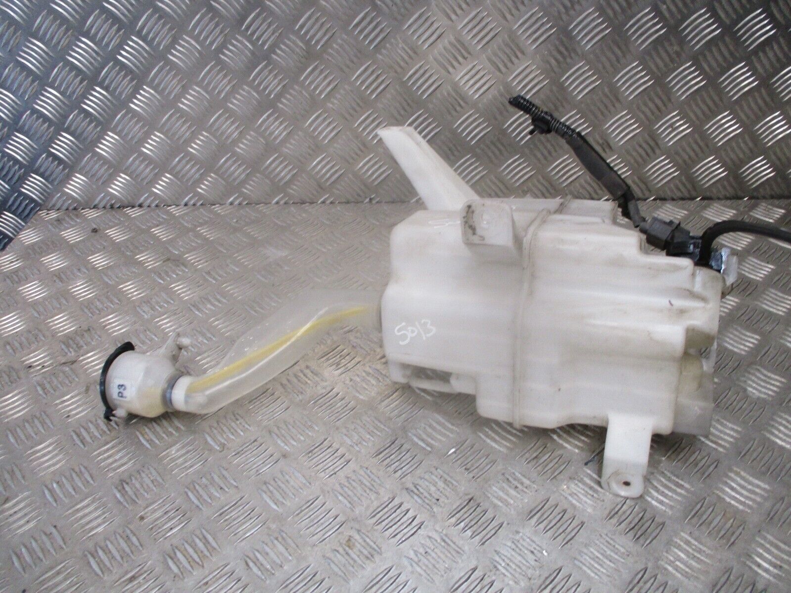 2014 GENUINE TOYOTA PRIUS FRONT WINDSCREEN WASHER BOTTLE 060851-317