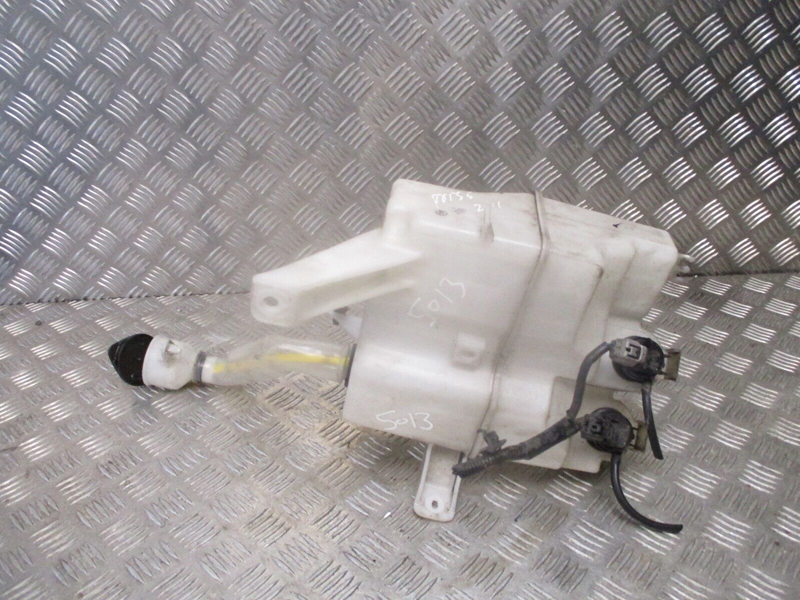 2014 GENUINE TOYOTA PRIUS FRONT WINDSCREEN WASHER BOTTLE 060851-317 - Image 2