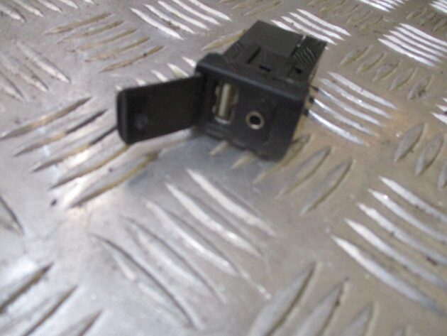 2017 GENUINE TOYOTA PRIUS USB AUDIO AUXILIARY IN AUX PORT 86190-42040 - Image 2