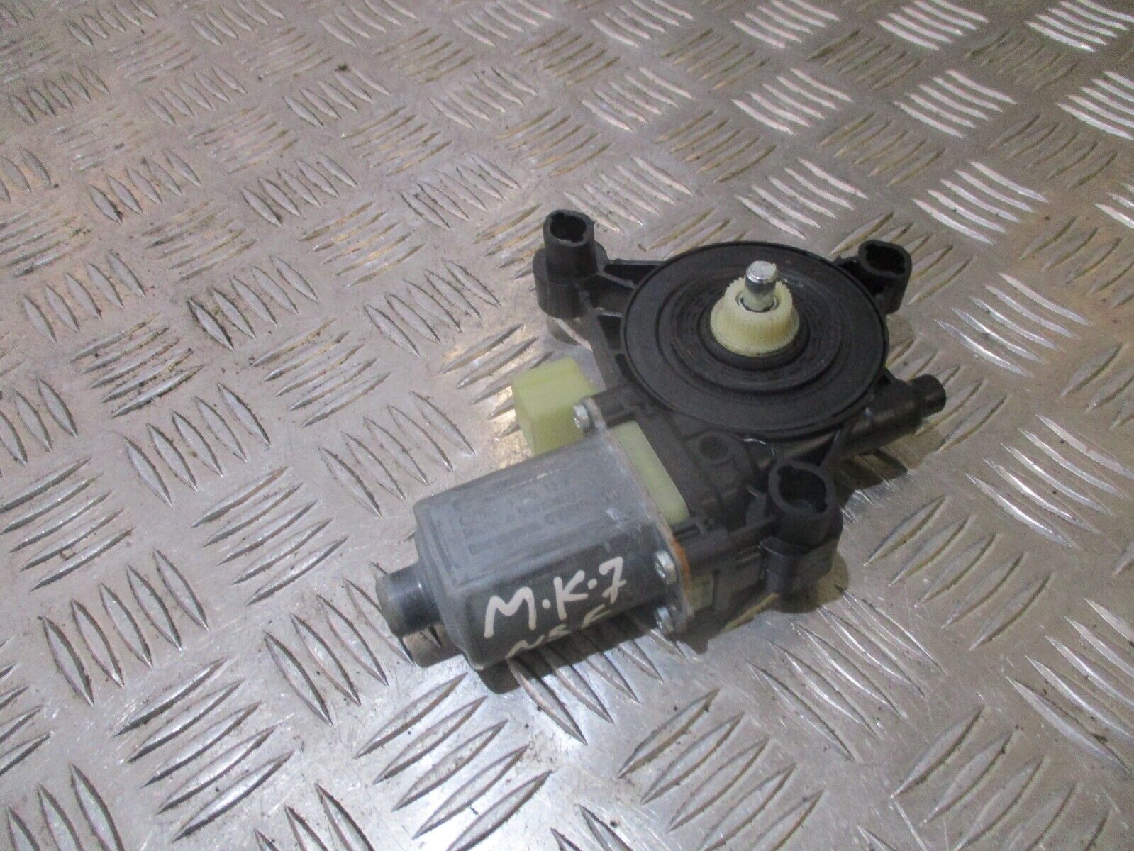 2015 GENUINE VW GOLF MK7 FRONT LEFT PASSENEGER SIDE WINDOW MOTOR 5Q0959801B - Image 2