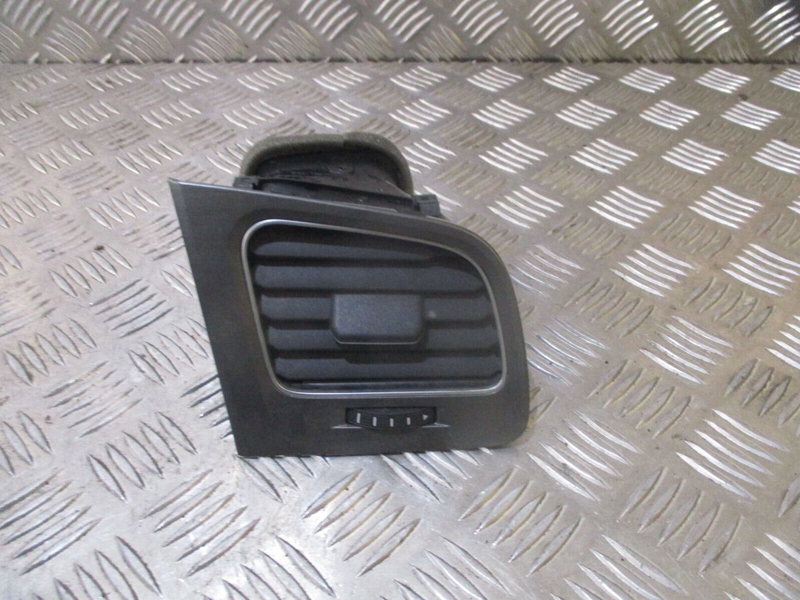 2015 VW GOLF MK7 RIGHT DRIVER SIDE DASHBOARD AIRVENT 5G2819704G 5G0819248B - Image 2