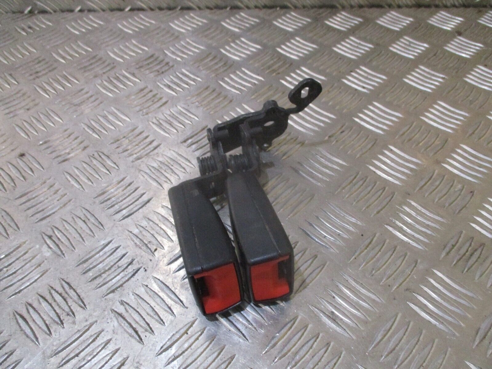 2015 GENUINE VW GOLF MK7 REAR TWIN SEAT BELT BUCKLE 8V0857739A