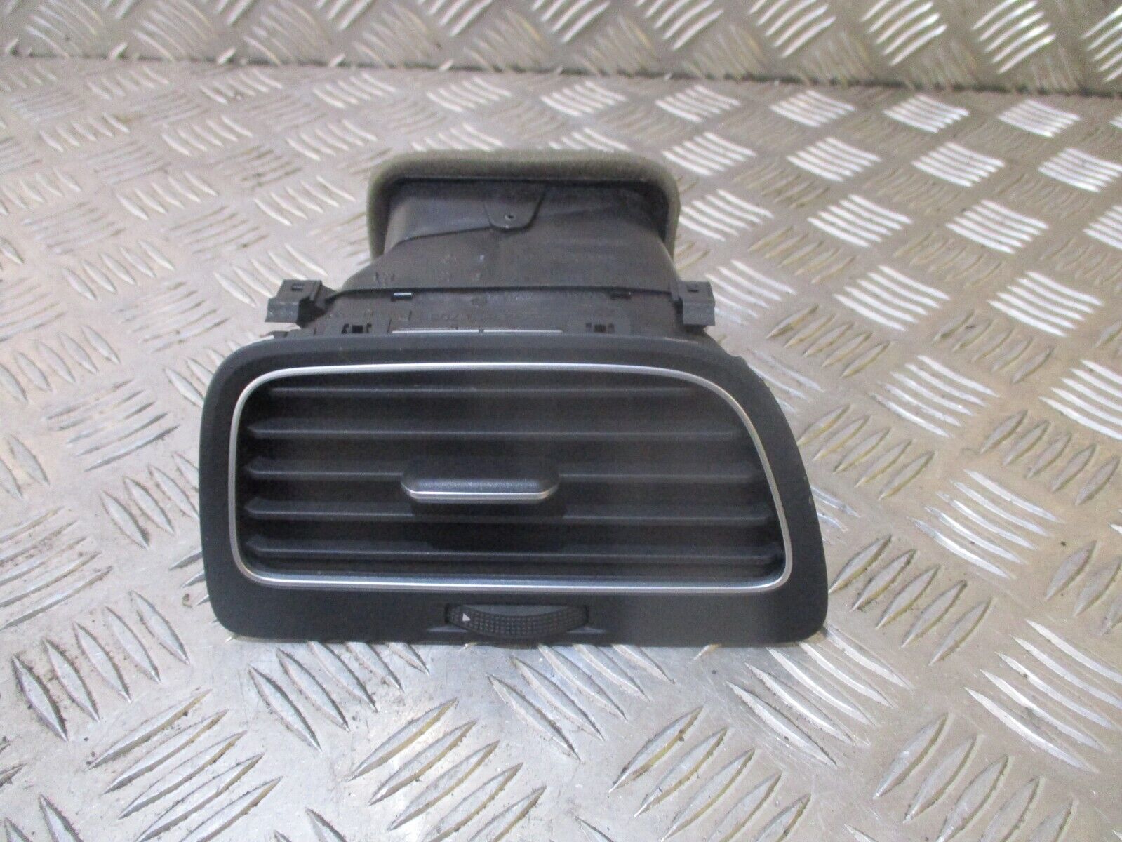 2015 GENUINE VW GOLF MK7 FRONT LEFT PASSENGER SIDE AIRVENT 5G2819247