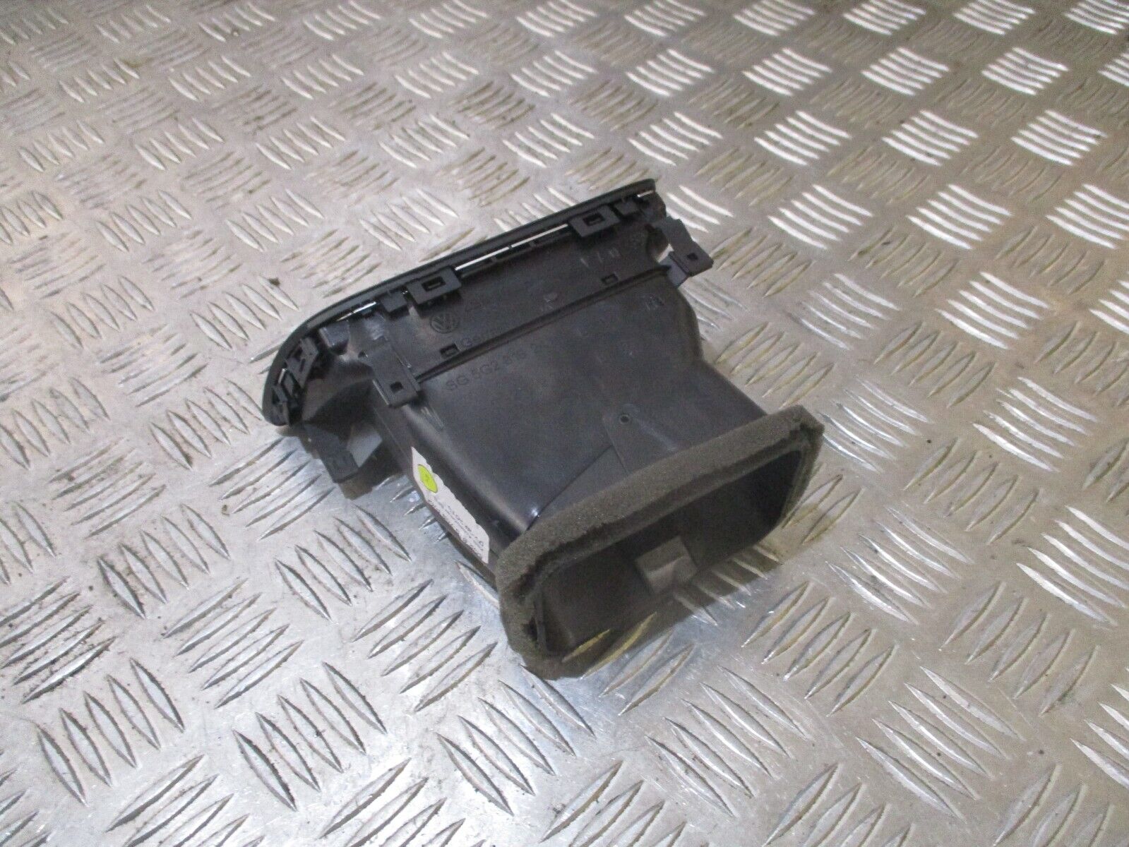 2015 GENUINE VW GOLF MK7 FRONT LEFT PASSENGER SIDE AIRVENT 5G2819247 - Image 2