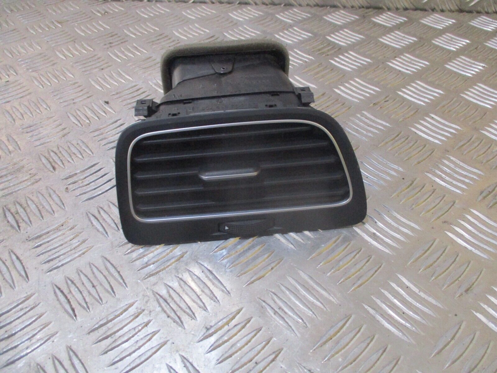 2015 GENUINE VW GOLF MK7 FRONT LEFT PASSENGER SIDE AIRVENT 5G2819247 - Image 3