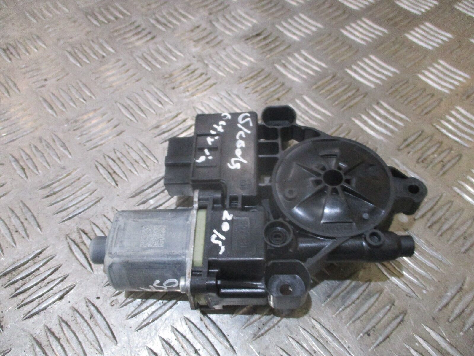 2015 GENUINE SKODA OCTAVIA REAR RIGHT DRIVER SIDE WINDOW MOTOR 5Q0959812A