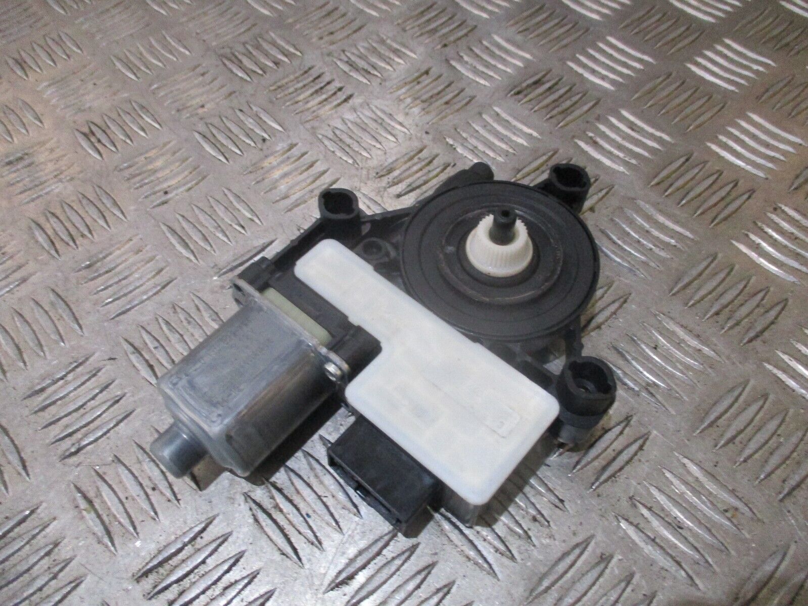 2015 GENUINE SKODA OCTAVIA REAR RIGHT DRIVER SIDE WINDOW MOTOR 5Q0959812A - Image 2