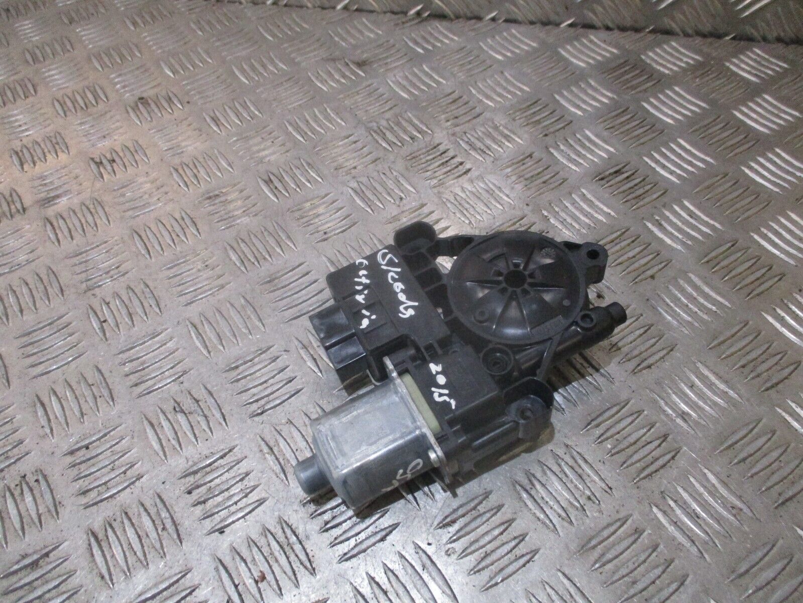 2015 GENUINE SKODA OCTAVIA REAR RIGHT DRIVER SIDE WINDOW MOTOR 5Q0959812A - Image 3