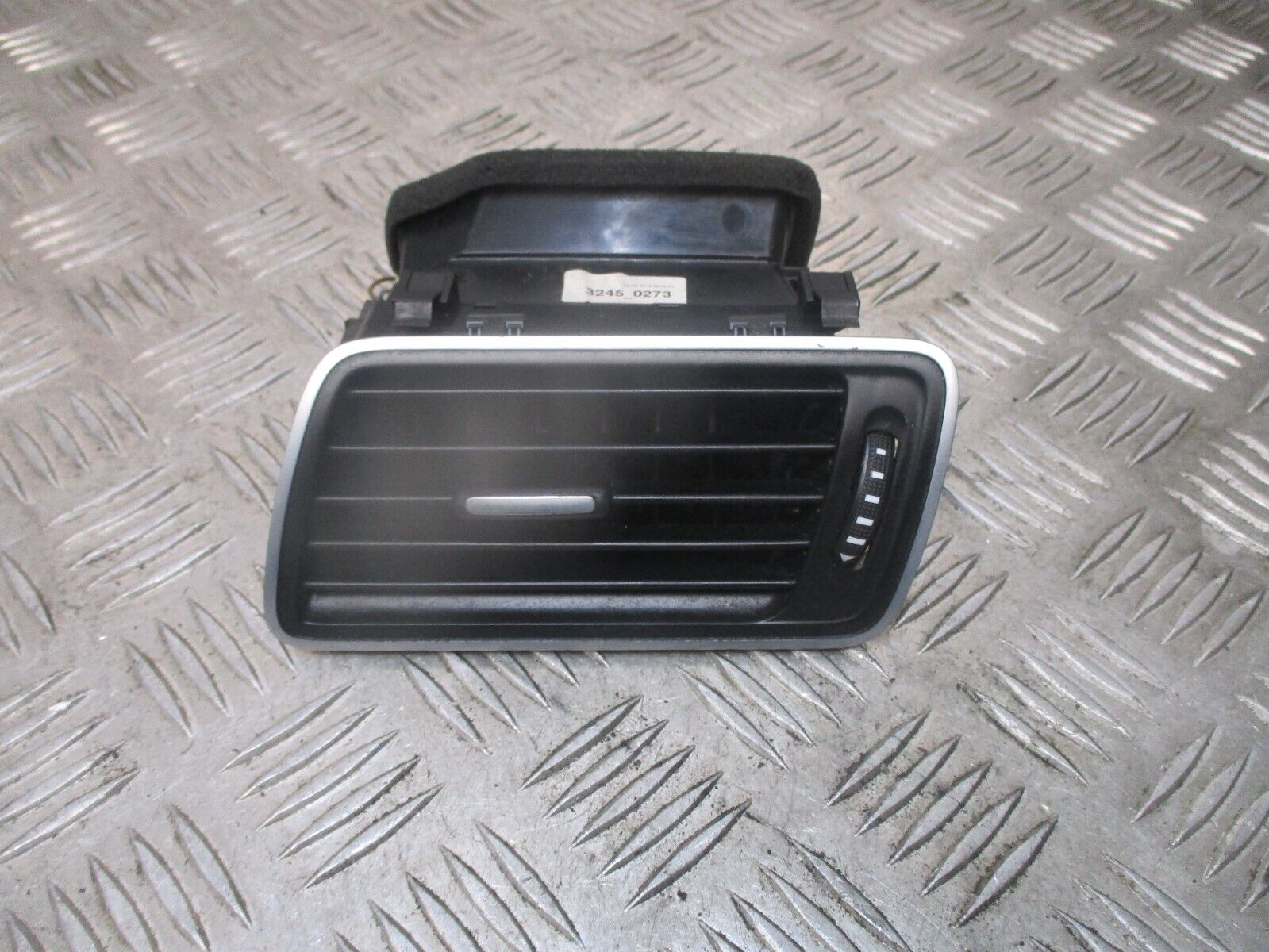 2014 GENUINE VW PASSAT B7 FRONT LEFT PASSENGER SIDE AIRVENT 3AC819701A - Image 2