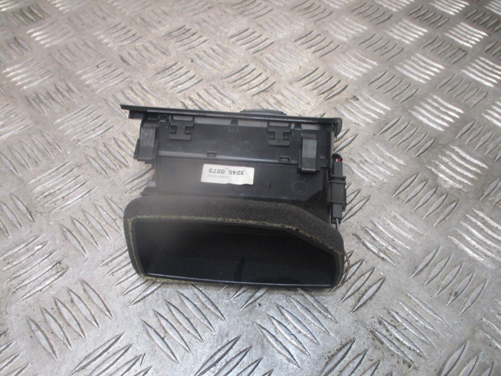 2014 GENUINE VW PASSAT B7 FRONT LEFT PASSENGER SIDE AIRVENT 3AC819701A - Image 3