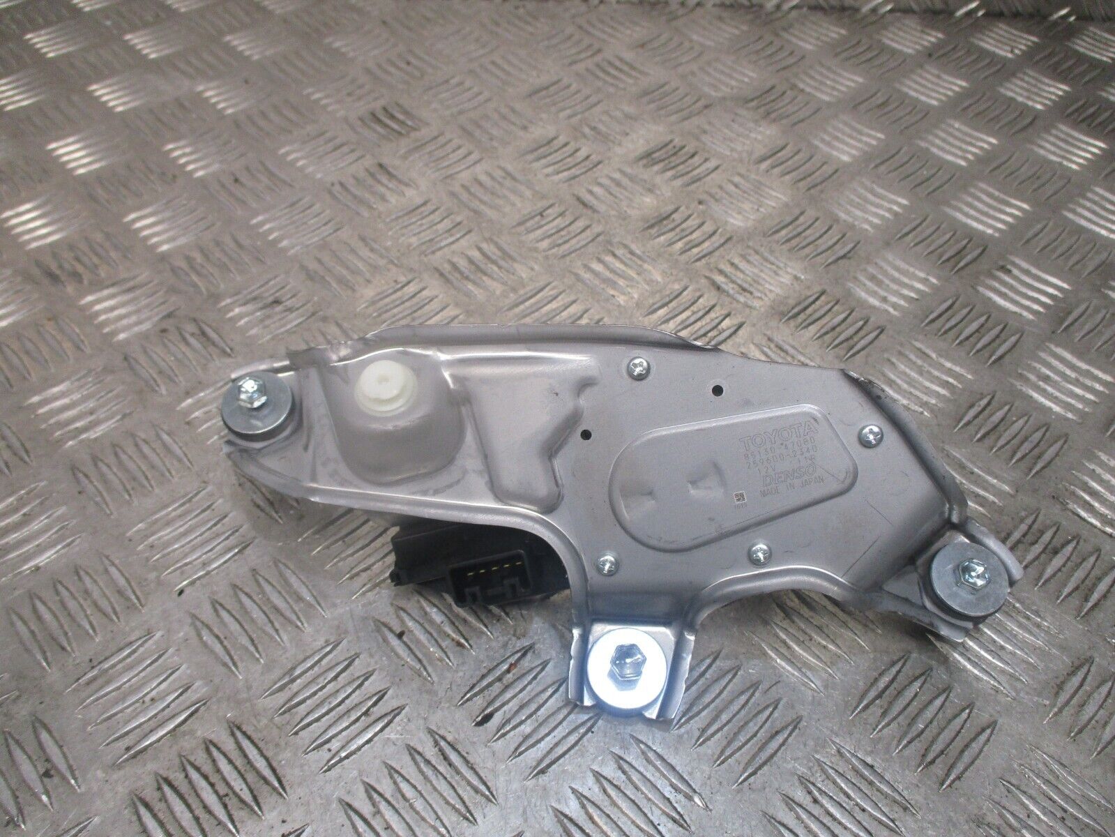 2015 GENUINE TOYOTA PRIUS PLUS REAR TAILGATE WINDSCREEN WIPER MOTOR 85130-47080 - Image 2