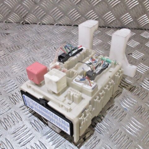 2010 GENUINE TOYOTA AURIS FUSE RELAY BOX 82730-02J40