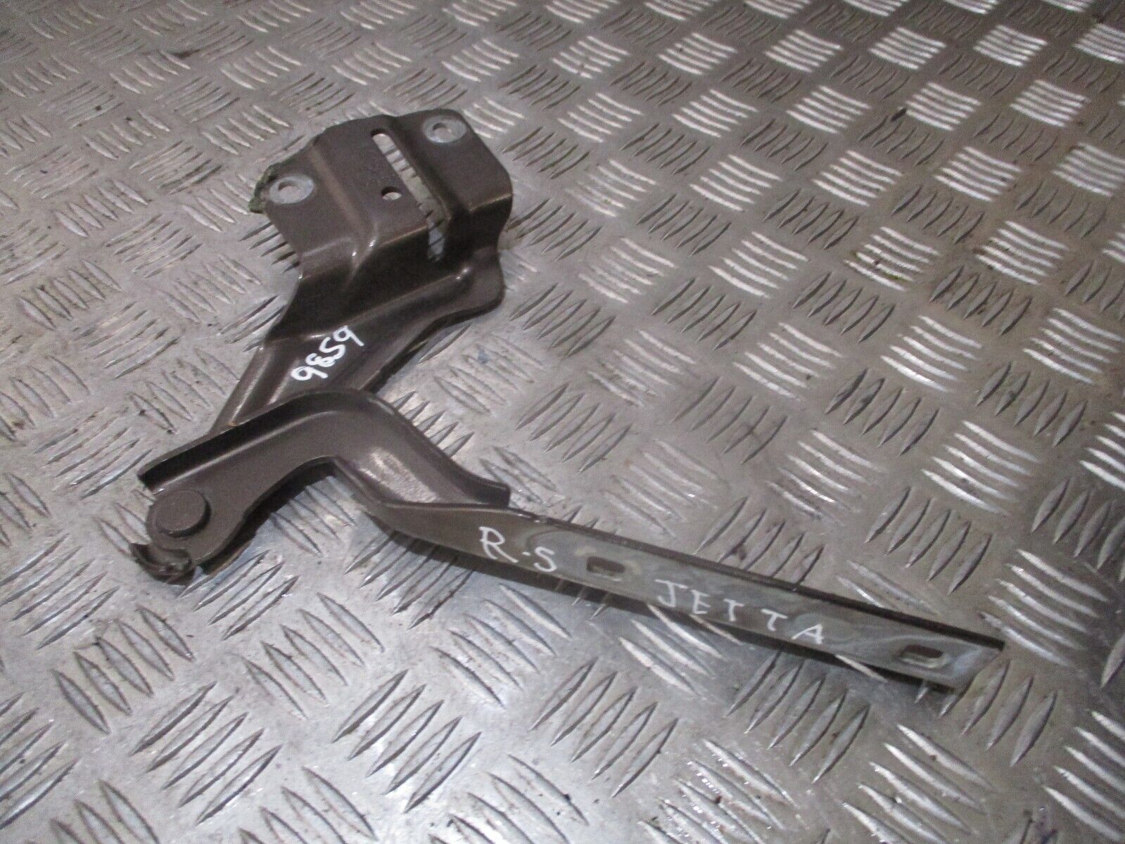 2015 GENUINE VW JETTA FRONT RIGHT DRIVER SIDE BONNET HINGE