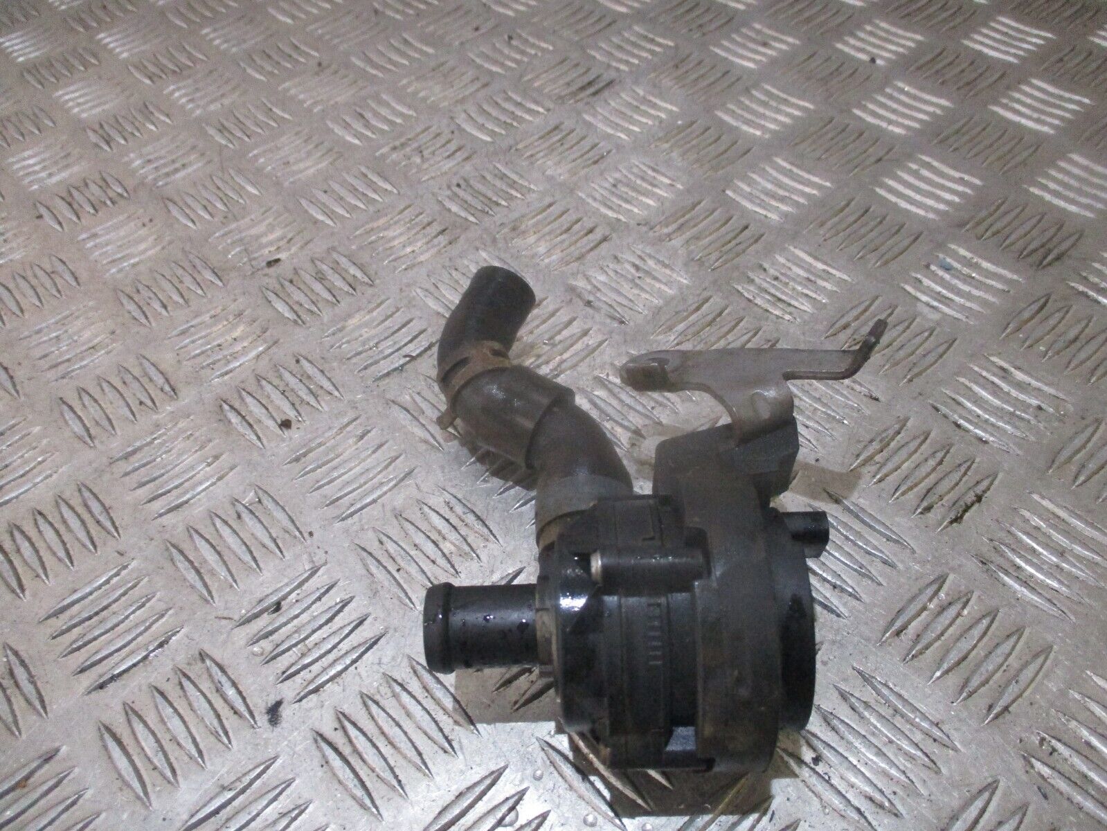 2015 GENUINE VW GOLF MK7 1.6 TDI SECONDARY WATER PUMP 5Q0965567J - Image 2