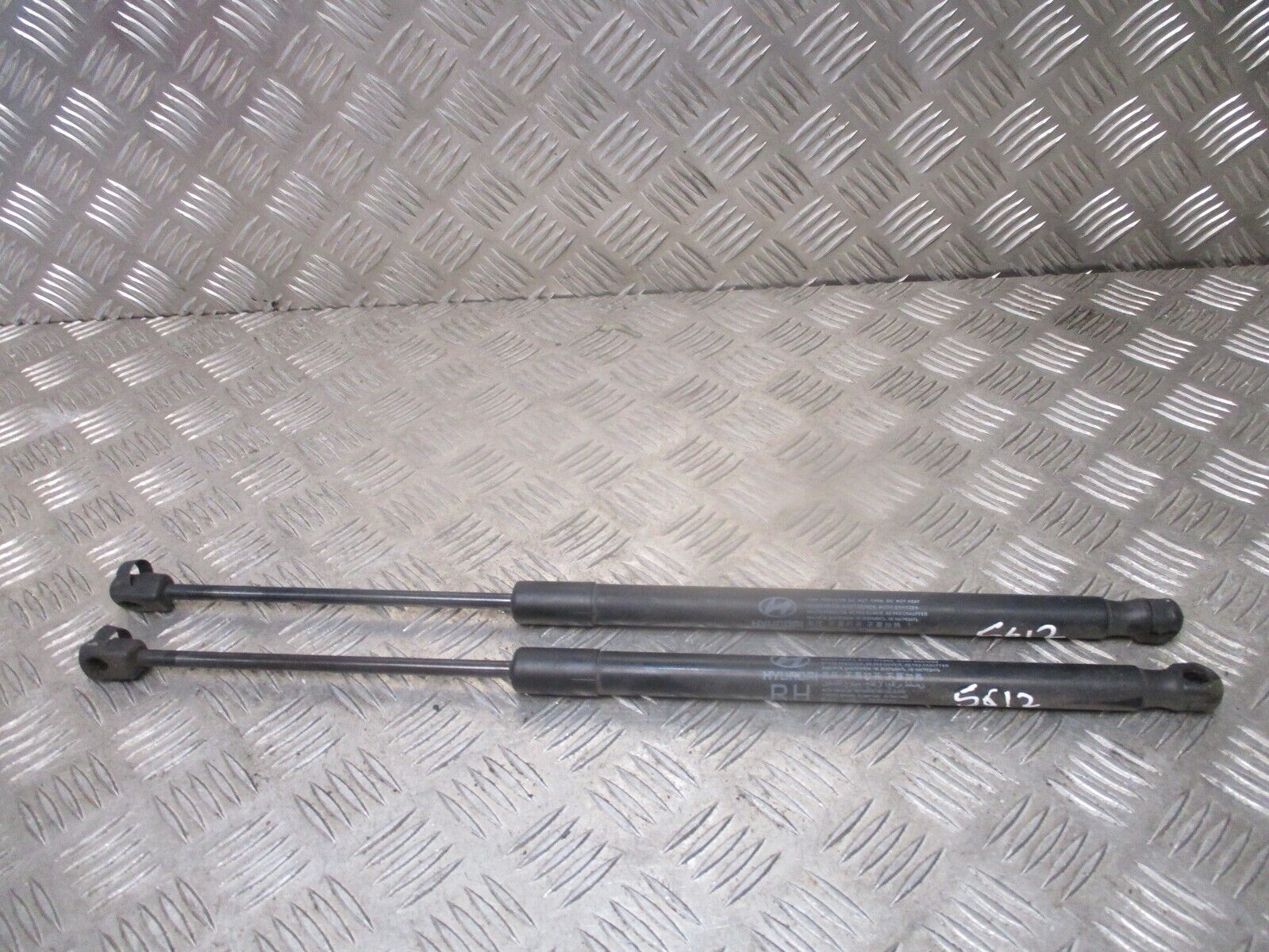 2015 GENUINE HYUNDAI IX35 REAR TAILGATE BOOT STRUTS 81780-2Y000 81770-2Y000 - Image 2