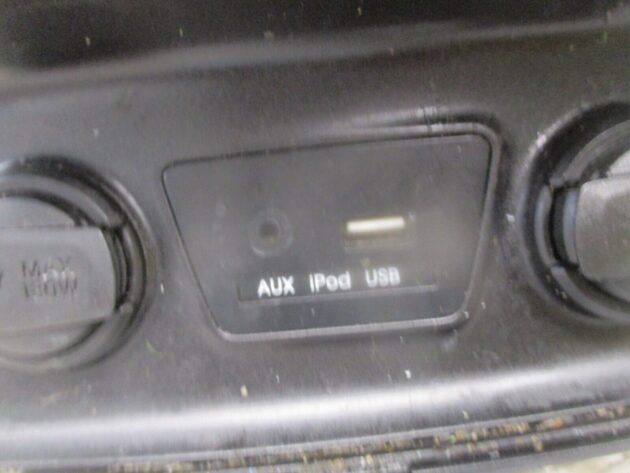 2015 GENUINE HYUNDAI IX35 USB IPOD AUX PORT 96110-2S00 - Image 2