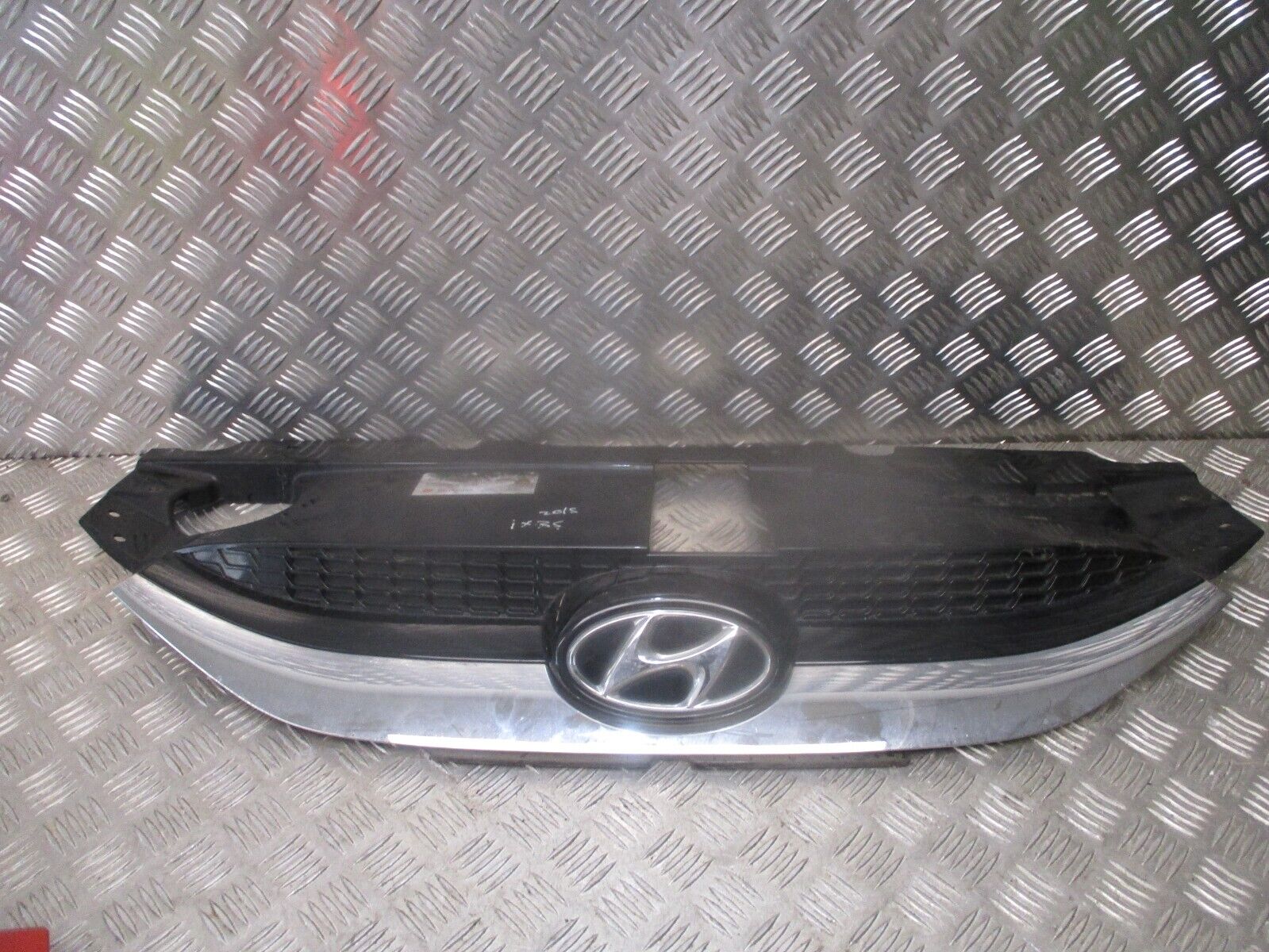 2015 GENUINE HYUNDAI IX35 FRONT BUMPER TOP CENTRE RADIATOR GRILL 86351-2Y000
