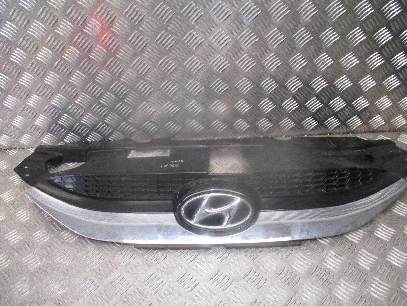 2015 GENUINE HYUNDAI IX35 FRONT BUMPER TOP CENTRE RADIATOR GRILL 86351-2Y000 - Image 2