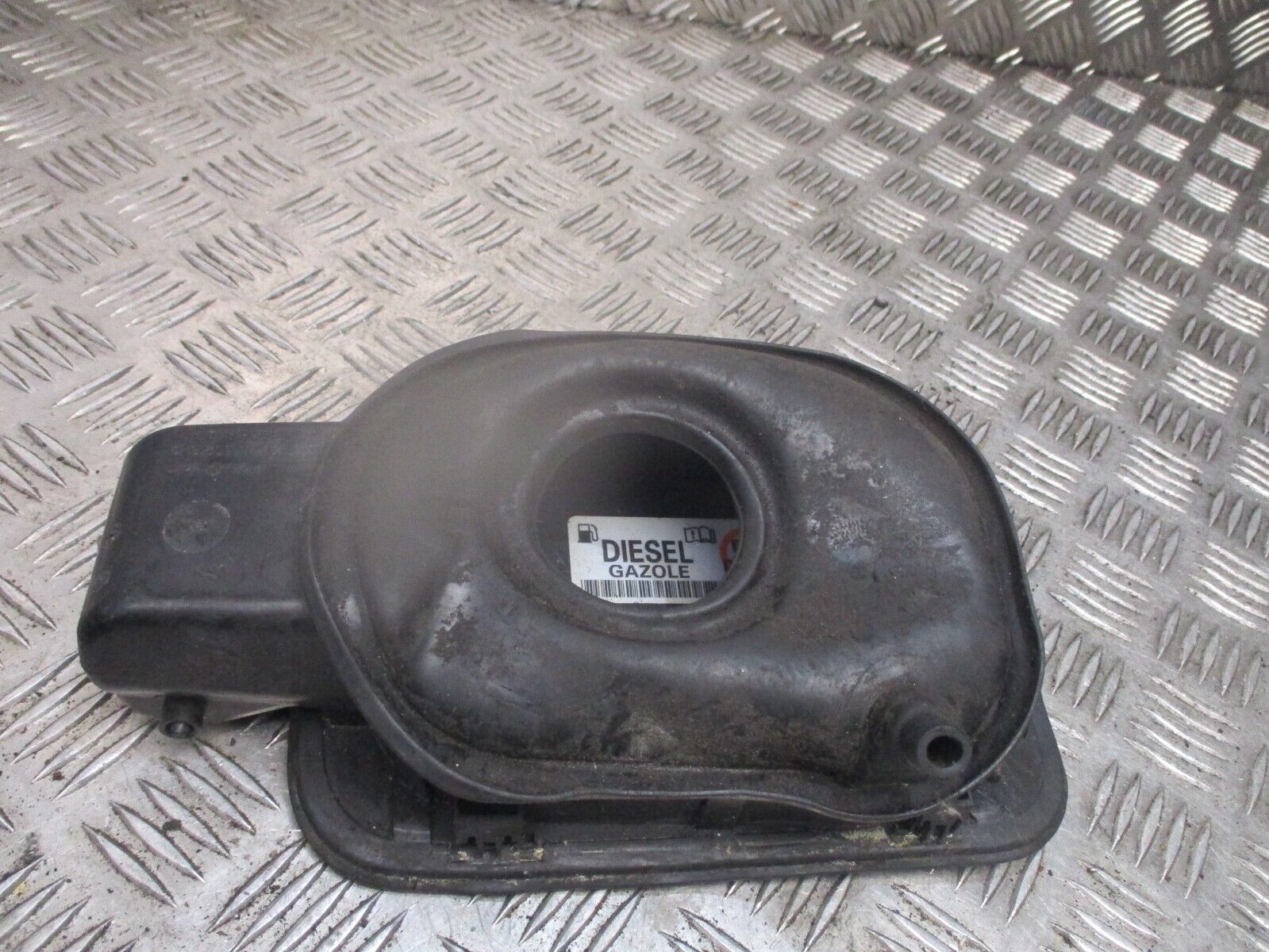 2015 GENUINE SEAT LEON ESTATE REAR FUEL FILLER FLAP CAP COVER 5F9809905B - Image 3