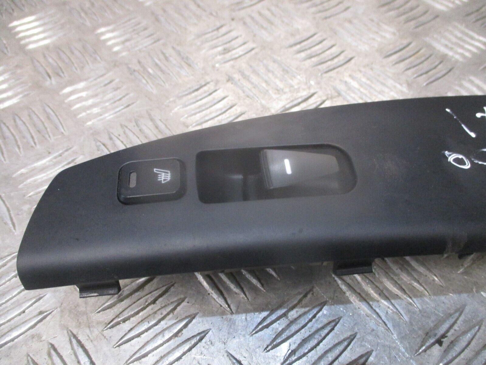 2015 GENUINE HYUNDAI IX35 REAR RIGHT DRIVER SIDE WINDOW SWITCH 383521-1310 - Image 2