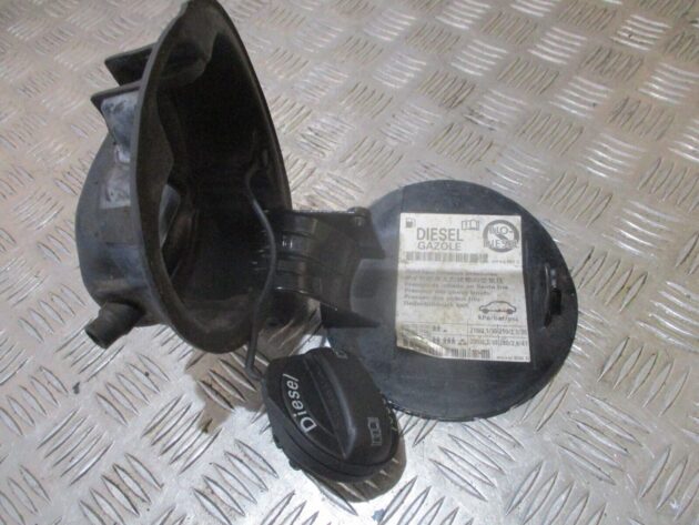 2009 GENUINE VW PASSAT B6 REAR FUEL FILLER FLAP CAP COVER 3C5809857 - Image 2