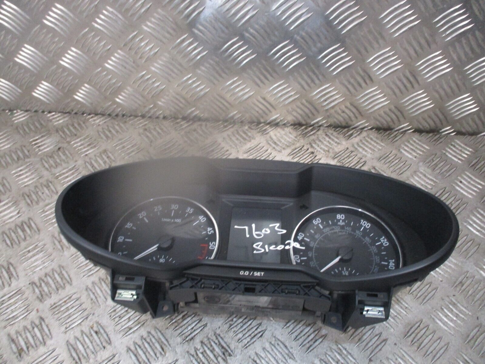 2016 GENUINE SKODA OCTAVIA SPEEDOMETER INSTRUMENT CLUSTER CLOCK 5E0920951B