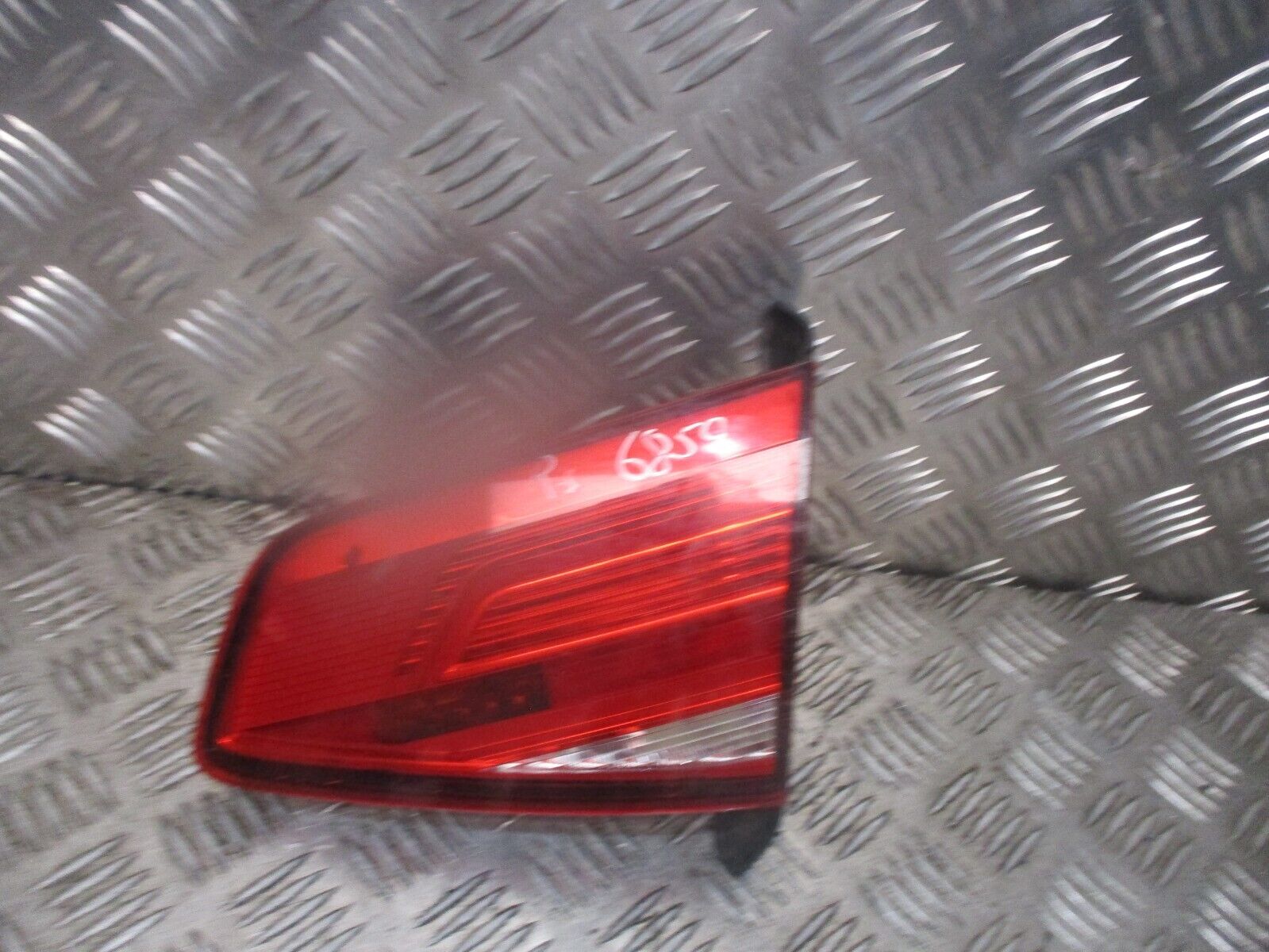 2015 GENUINE VW PASSAT B8 SALOON REAR RIGHT SIDE BOOTLID TAILLIGHT LAMP OSR - Image 2