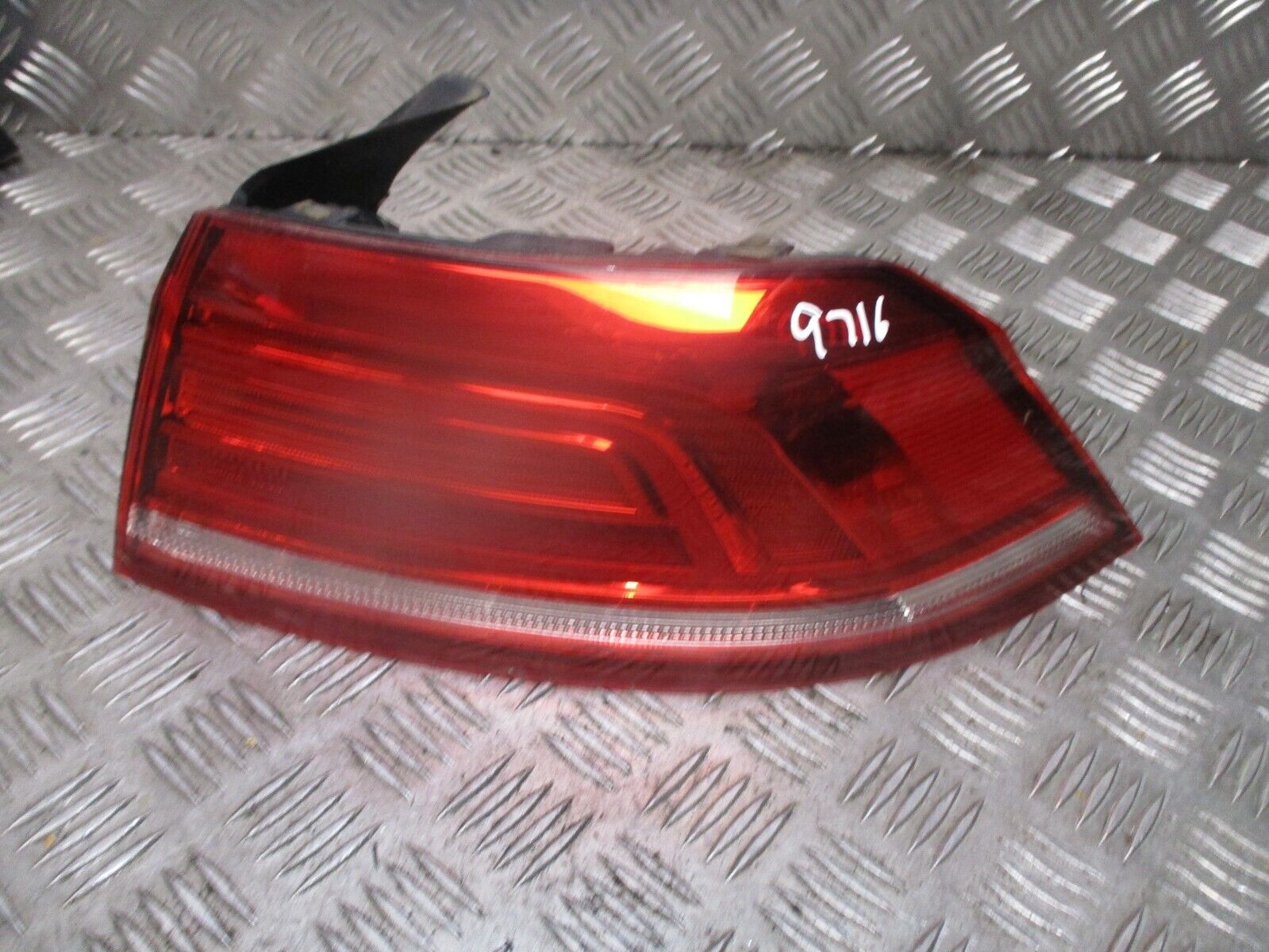2016 GENUINE VW PASSAT B8 SALOON REAR RIGHT DRIVER SIDE TAILLIGHT LAMP OSR - Image 2