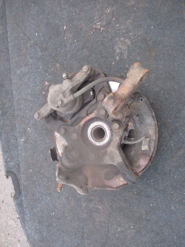2013 GENUINE TOYOTA AVENSIS 2.0 TDI FRONT RIGHT DRIVER SIDE HUB - Image 3