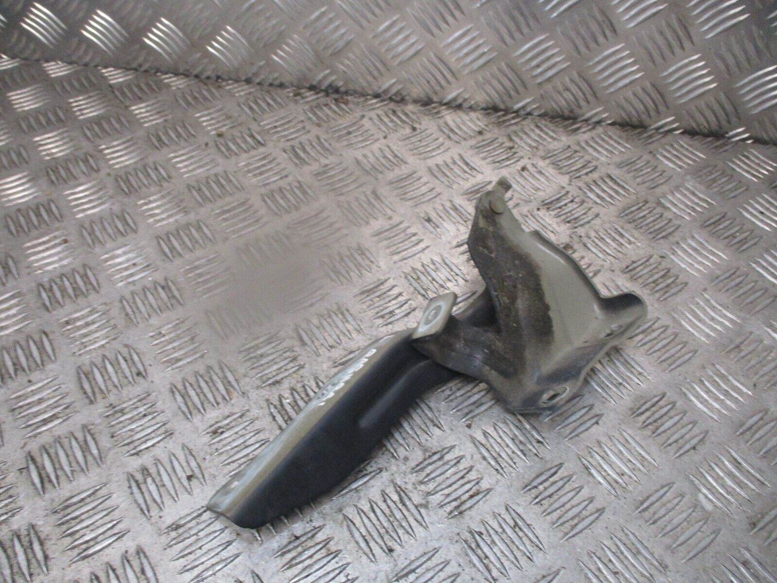 2015 NISSAN QASHQAI FRONT LEFT PASSENGER SIDE BONNET HINGE NSF - Image 2