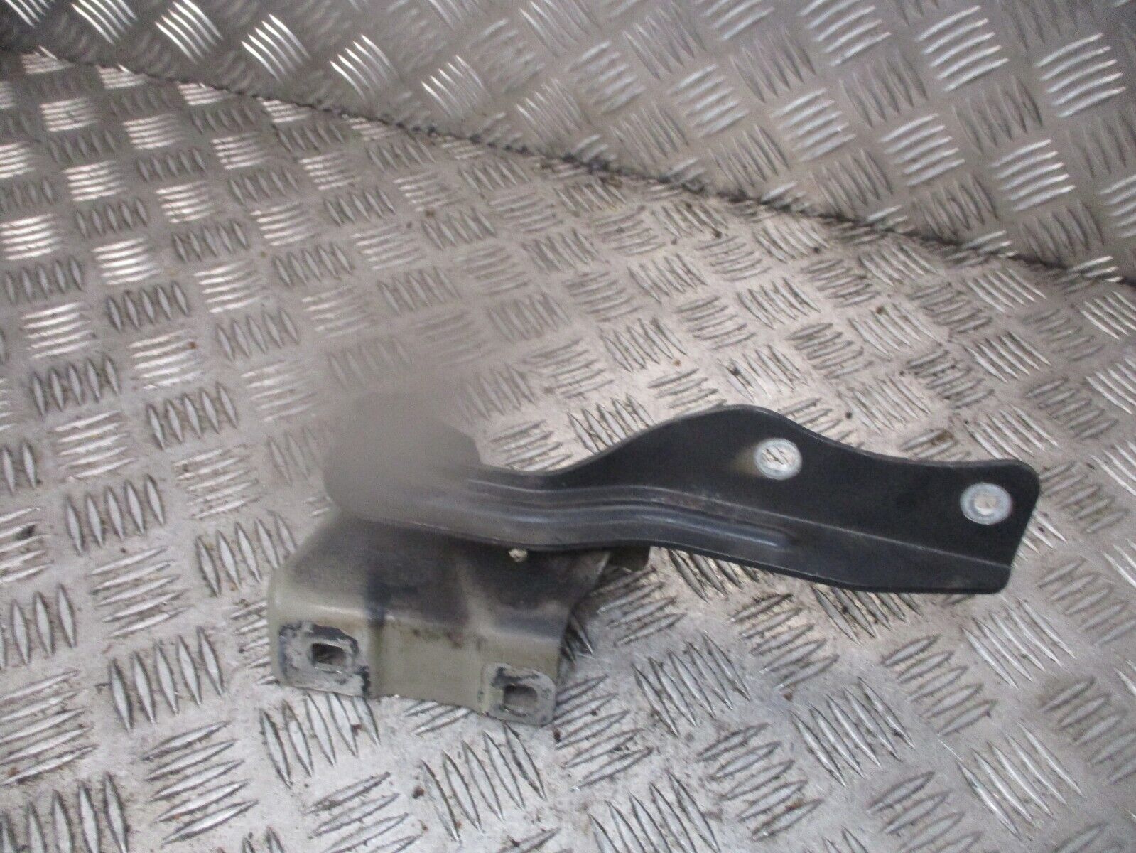 2015 NISSAN QASHQAI FRONT LEFT PASSENGER SIDE BONNET HINGE NSF - Image 3