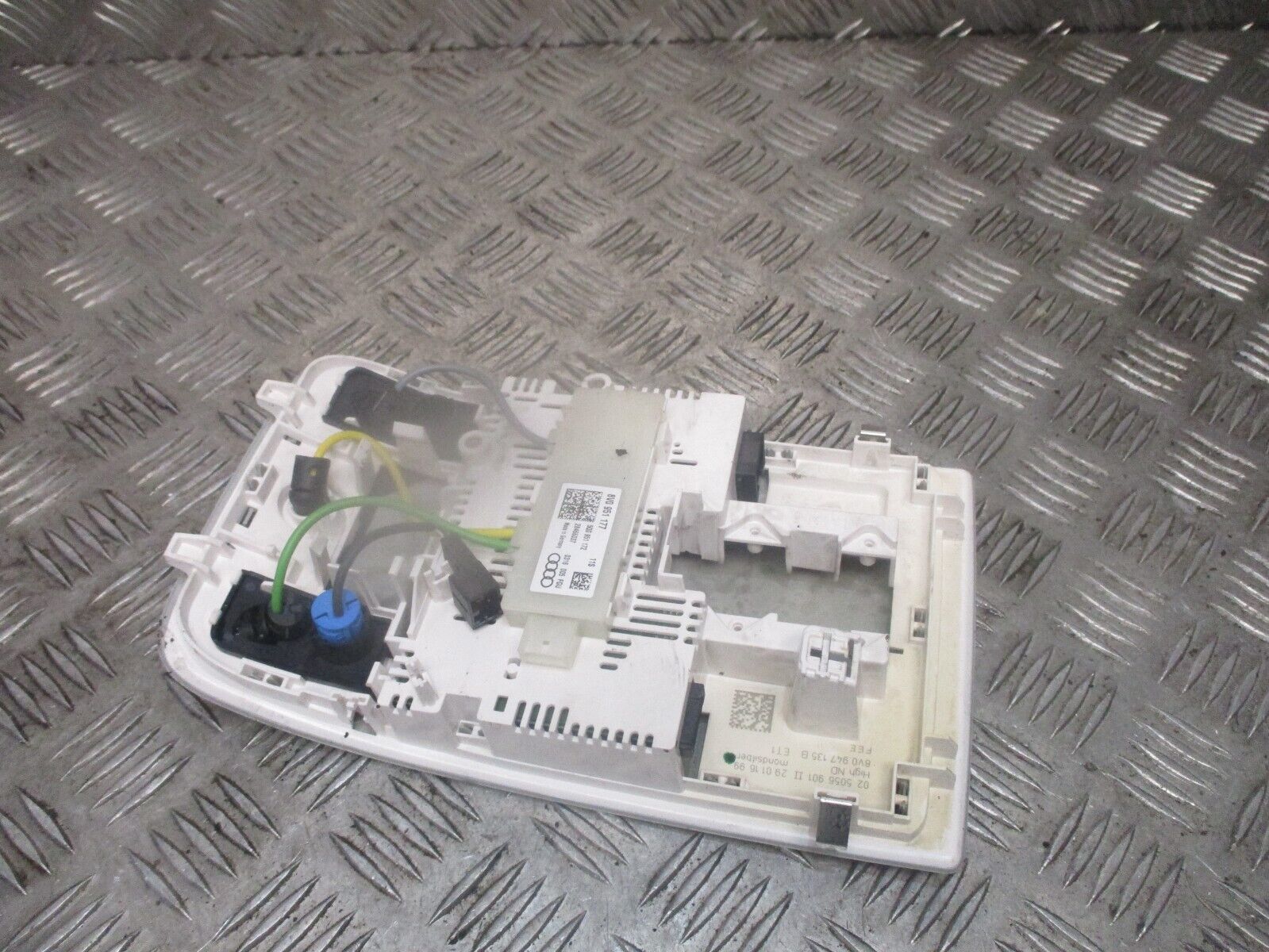 2016 AUDI A3 8V SALOON FRONT INTERIOR ROOF READING LIGHT LAMP 8V0947135B - Image 3