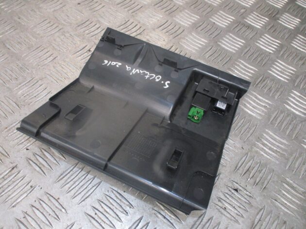 2016 GENUINE SKODA OCTAVIA CENTRE CONSOLE AUX PORT 5E2857367B - Image 5