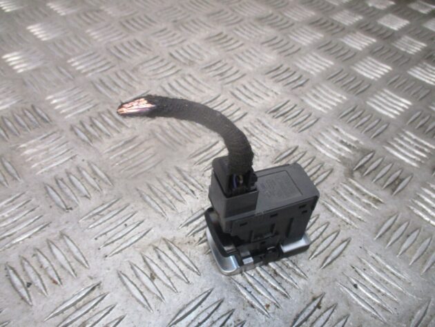 2016 GENUINE VW PASSAT B8 ELECTRIC PARKING HAND BRAKE SWITCH 3G0927225B - Image 3