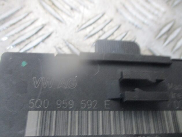 2016 GENUINE VW PASSAT B8 FRONT LEFT PASSENGER SIDE DOOR CONTROL UNIT 5Q0959592E - Image 3