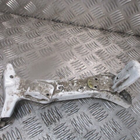 2014 GENUINE AUDI A3 8V FRONT RIGHT DRIVER SIDE WING BRACKET 8V0821168