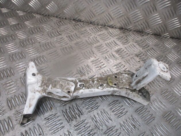 2014 GENUINE AUDI A3 8V FRONT RIGHT DRIVER SIDE WING BRACKET 8V0821168