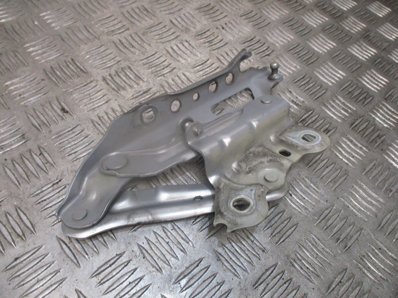 2015 GENUINE SKODA SUPERB FRONT PASSENGER SIDE BONNET HINGE 3V0823301