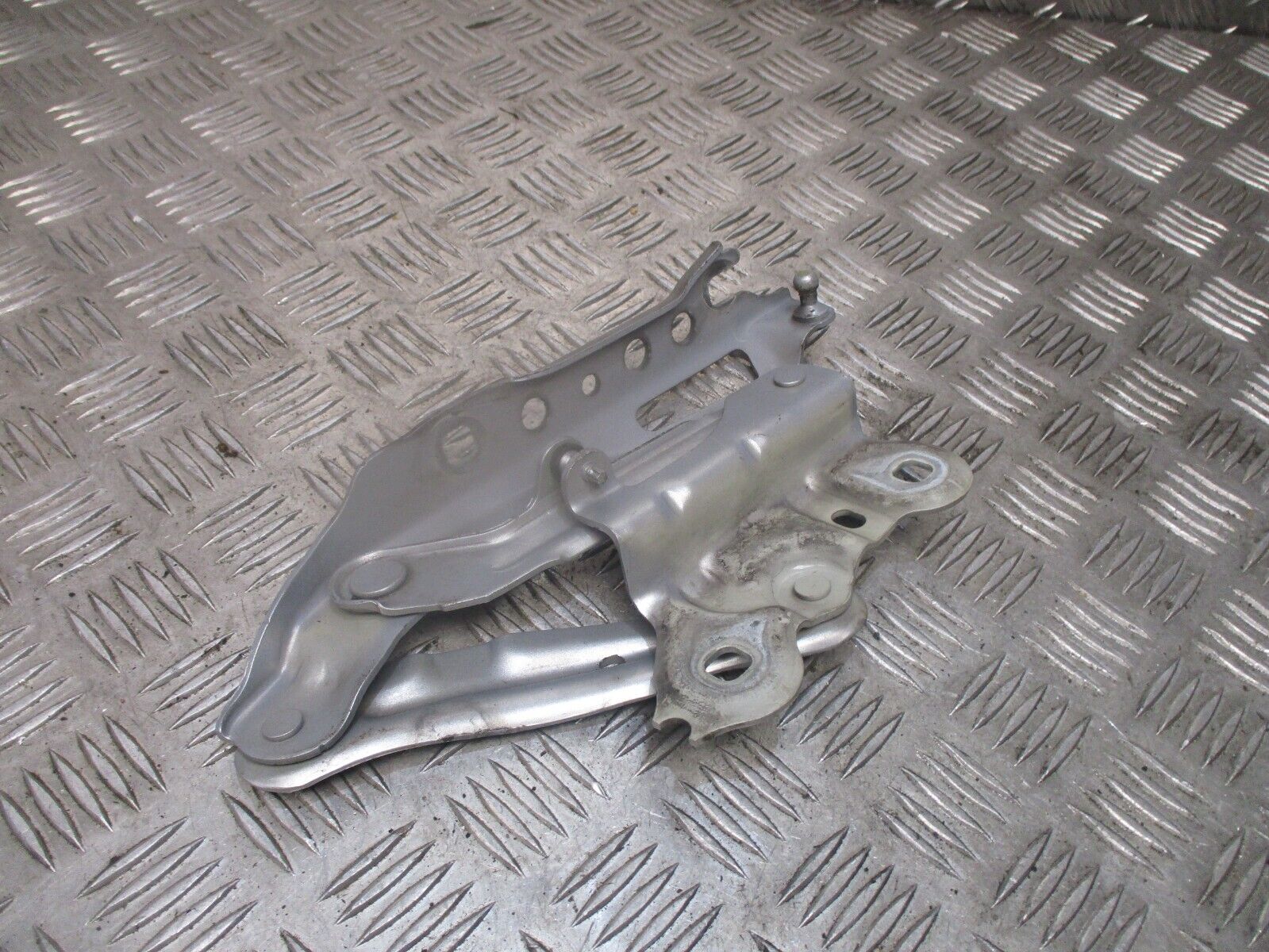 2015 GENUINE SKODA SUPERB FRONT PASSENGER SIDE BONNET HINGE 3V0823301 - Image 2