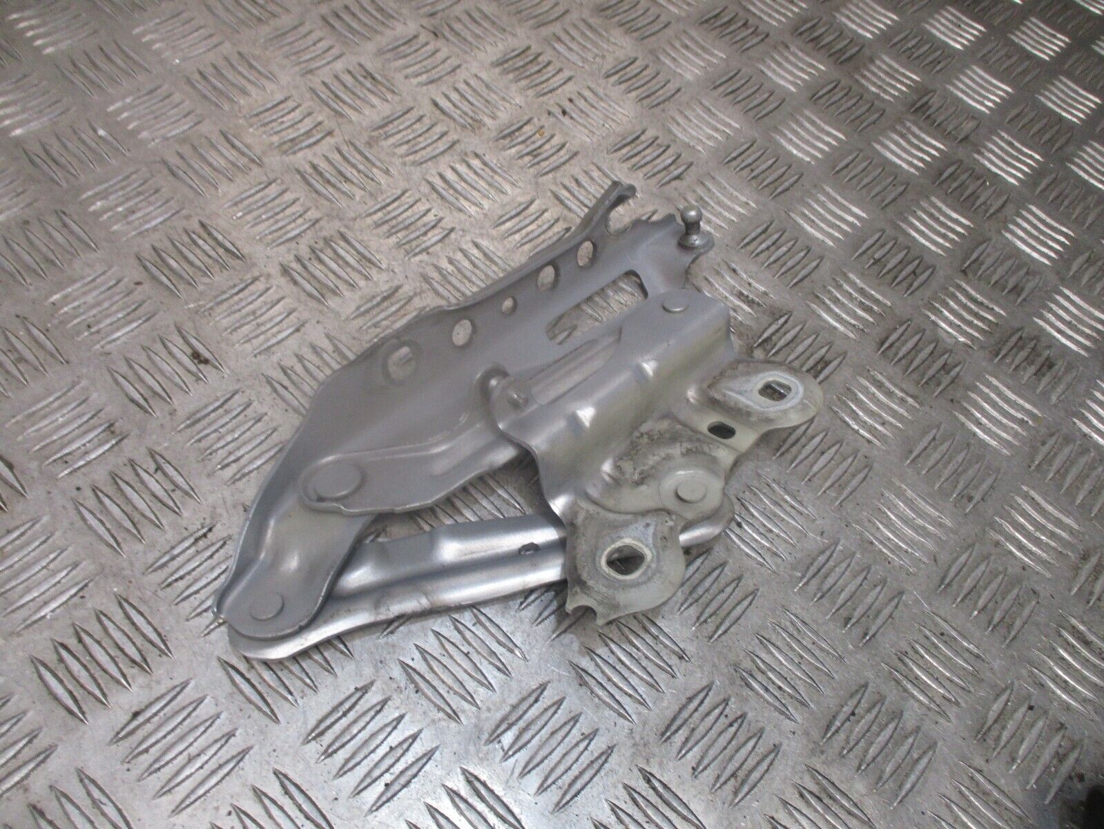 2015 GENUINE SKODA SUPERB FRONT PASSENGER SIDE BONNET HINGE 3V0823301 - Image 3